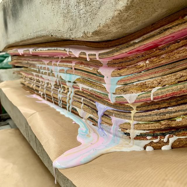 Planches de skateboard sous presse en atelier