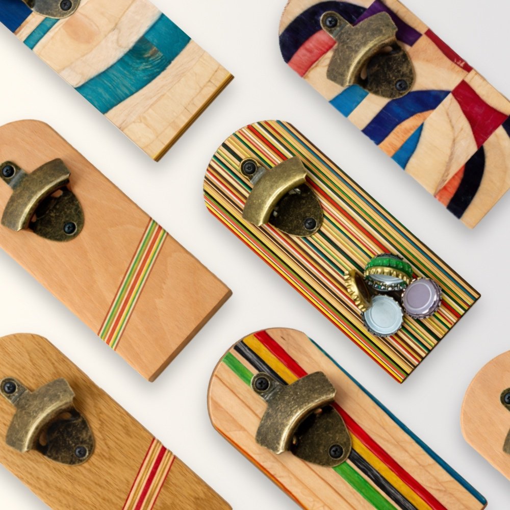 Décapsuleurs muraux en bois et skateboard recyclé