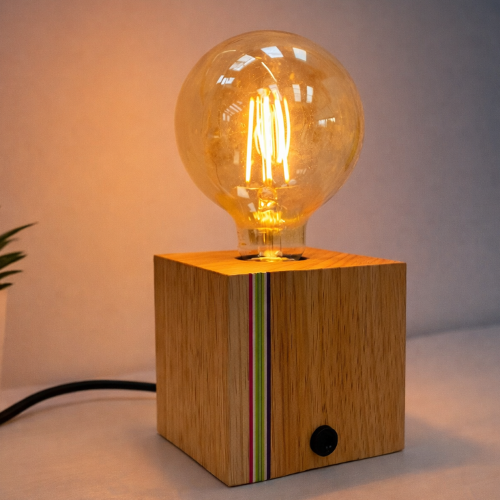 Lampe cube en bois massif et skateboard recyclé