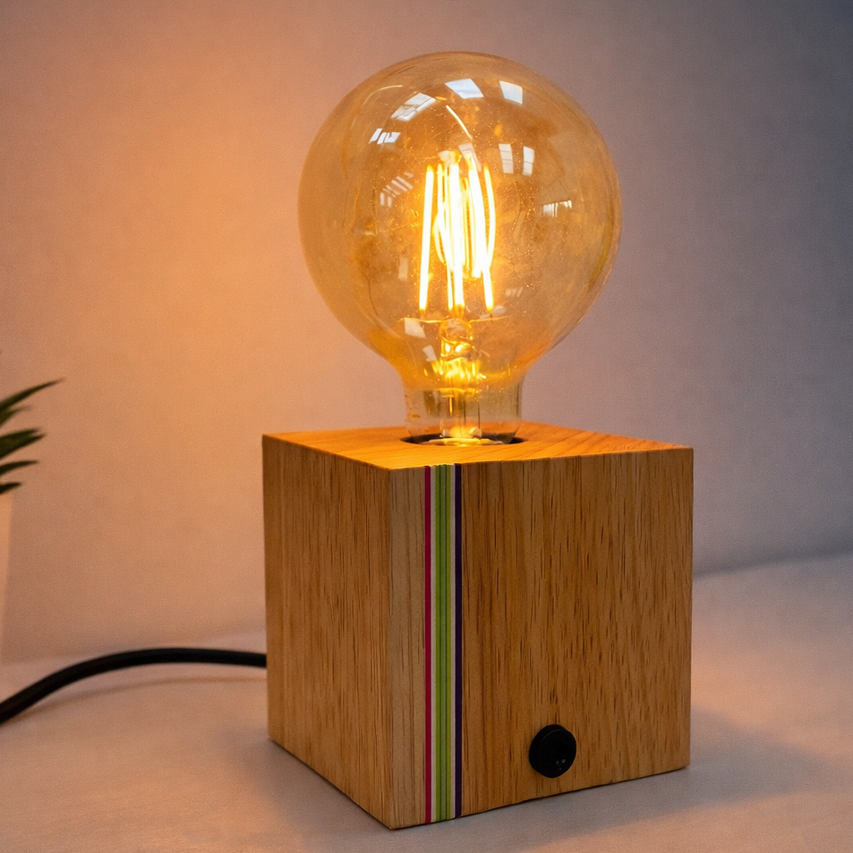 Lampe cube en bois massif et skateboard recyclé