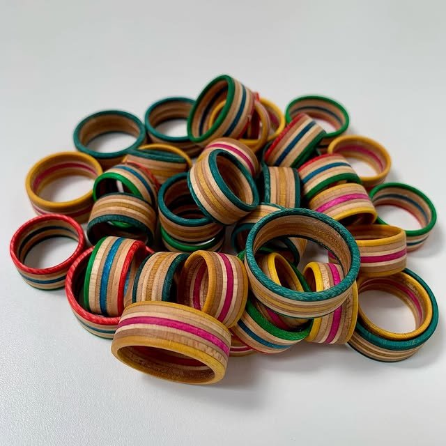Bagues en skateboard recyclé sur mesure